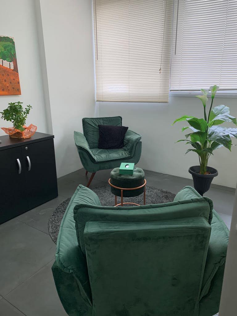 Sala com poltronas verdes